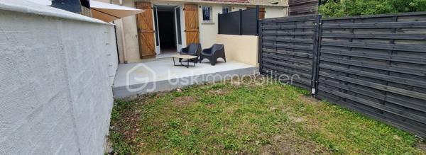Description :
Découvrez cette agréable maison individuelle de 57 m2 à fort potentiel, offrant un cadre de vie paisible et de beaux volumes. Idéalement agencée, elle saura vous séduire par son charme authentique avec son habillage en bois et ses extérieurs parfaitement aménagés pour les beaux jours.
Les Atouts de la Maison :

-Rez-de-chaussée spacieux et lumineux : Un grand salon/séjour 30m2 traversant lumineux avec un bel escalier en bois, offrant un espace de vie convivial. Le sol est entièrement carrelé pour un entretien facile et un WC indépendant.
Une salle d'eau avec douche à l'italienne et un lavabo.

-Cuisine : Une cuisine fonctionnelle équipée de plaques de cuisson, d'un évier et d'un comptoir d'appoint/mange-debout, le tout souligné par un habillage mural en bois chaleureux.

-Espace Nuit à l'étage : Accessible par un escalier en bois, vous y trouverez un palier desservant une chambre de 15 m2 mansardée lumineuse avec fenêtre de toit (Velux) et un parquet flottant.

-Sanitaires : Une salle de bains avec WC de 4 m2 située à l'étage, équipée d'un lavabo sur colonne et bénéficiant d'une ouverture Velux.

-Côté Extérieur :

 À l'arrière : Une superbe terrasse en béton lissé (idéale pour une table ou un salon de jardin) donnant directement sur un coin de verdure entièrement clos par des panneaux rigides en composite pour une intimité totale.
 À l'avant : Une cour d'entrée entièrement carrelée et sécurisée par une clôture moderne, accueillant une porte d'entrée contemporaine en aluminium gris anthracite et un volet roulant motorisé assortis.
La maison est mitoyenne de deux côtés.
Proche de tous commerces et transports