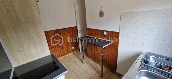 Description :
Découvrez cette agréable maison individuelle de 57 m2 à fort potentiel, offrant un cadre de vie paisible et de beaux volumes. Idéalement agencée, elle saura vous séduire par son charme authentique avec son habillage en bois et ses extérieurs parfaitement aménagés pour les beaux jours.
Les Atouts de la Maison :

-Rez-de-chaussée spacieux et lumineux : Un grand salon/séjour 30m2 traversant lumineux avec un bel escalier en bois, offrant un espace de vie convivial. Le sol est entièrement carrelé pour un entretien facile et un WC indépendant.
Une salle d'eau avec douche à l'italienne et un lavabo.

-Cuisine : Une cuisine fonctionnelle équipée de plaques de cuisson, d'un évier et d'un comptoir d'appoint/mange-debout, le tout souligné par un habillage mural en bois chaleureux.

-Espace Nuit à l'étage : Accessible par un escalier en bois, vous y trouverez un palier desservant une chambre de 15 m2 mansardée lumineuse avec fenêtre de toit (Velux) et un parquet flottant.

-Sanitaires : Une salle de bains avec WC de 4 m2 située à l'étage, équipée d'un lavabo sur colonne et bénéficiant d'une ouverture Velux.

-Côté Extérieur :

 À l'arrière : Une superbe terrasse en béton lissé (idéale pour une table ou un salon de jardin) donnant directement sur un coin de verdure entièrement clos par des panneaux rigides en composite pour une intimité totale.
 À l'avant : Une cour d'entrée entièrement carrelée et sécurisée par une clôture moderne, accueillant une porte d'entrée contemporaine en aluminium gris anthracite et un volet roulant motorisé assortis.
La maison est mitoyenne de deux côtés.
Proche de tous commerces et transports