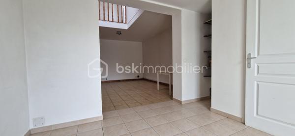 Description :
Découvrez cette agréable maison individuelle de 57 m2 à fort potentiel, offrant un cadre de vie paisible et de beaux volumes. Idéalement agencée, elle saura vous séduire par son charme authentique avec son habillage en bois et ses extérieurs parfaitement aménagés pour les beaux jours.
Les Atouts de la Maison :

-Rez-de-chaussée spacieux et lumineux : Un grand salon/séjour 30m2 traversant lumineux avec un bel escalier en bois, offrant un espace de vie convivial. Le sol est entièrement carrelé pour un entretien facile et un WC indépendant.
Une salle d'eau avec douche à l'italienne et un lavabo.

-Cuisine : Une cuisine fonctionnelle équipée de plaques de cuisson, d'un évier et d'un comptoir d'appoint/mange-debout, le tout souligné par un habillage mural en bois chaleureux.

-Espace Nuit à l'étage : Accessible par un escalier en bois, vous y trouverez un palier desservant une chambre de 15 m2 mansardée lumineuse avec fenêtre de toit (Velux) et un parquet flottant.

-Sanitaires : Une salle de bains avec WC de 4 m2 située à l'étage, équipée d'un lavabo sur colonne et bénéficiant d'une ouverture Velux.

-Côté Extérieur :

 À l'arrière : Une superbe terrasse en béton lissé (idéale pour une table ou un salon de jardin) donnant directement sur un coin de verdure entièrement clos par des panneaux rigides en composite pour une intimité totale.
 À l'avant : Une cour d'entrée entièrement carrelée et sécurisée par une clôture moderne, accueillant une porte d'entrée contemporaine en aluminium gris anthracite et un volet roulant motorisé assortis.
La maison est mitoyenne de deux côtés.
Proche de tous commerces et transports