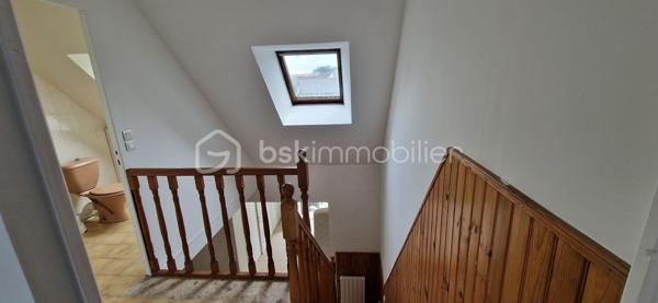 Description :
Découvrez cette agréable maison individuelle de 57 m2 à fort potentiel, offrant un cadre de vie paisible et de beaux volumes. Idéalement agencée, elle saura vous séduire par son charme authentique avec son habillage en bois et ses extérieurs parfaitement aménagés pour les beaux jours.
Les Atouts de la Maison :

-Rez-de-chaussée spacieux et lumineux : Un grand salon/séjour 30m2 traversant lumineux avec un bel escalier en bois, offrant un espace de vie convivial. Le sol est entièrement carrelé pour un entretien facile et un WC indépendant.
Une salle d'eau avec douche à l'italienne et un lavabo.

-Cuisine : Une cuisine fonctionnelle équipée de plaques de cuisson, d'un évier et d'un comptoir d'appoint/mange-debout, le tout souligné par un habillage mural en bois chaleureux.

-Espace Nuit à l'étage : Accessible par un escalier en bois, vous y trouverez un palier desservant une chambre de 15 m2 mansardée lumineuse avec fenêtre de toit (Velux) et un parquet flottant.

-Sanitaires : Une salle de bains avec WC de 4 m2 située à l'étage, équipée d'un lavabo sur colonne et bénéficiant d'une ouverture Velux.

-Côté Extérieur :

 À l'arrière : Une superbe terrasse en béton lissé (idéale pour une table ou un salon de jardin) donnant directement sur un coin de verdure entièrement clos par des panneaux rigides en composite pour une intimité totale.
 À l'avant : Une cour d'entrée entièrement carrelée et sécurisée par une clôture moderne, accueillant une porte d'entrée contemporaine en aluminium gris anthracite et un volet roulant motorisé assortis.
La maison est mitoyenne de deux côtés.
Proche de tous commerces et transports