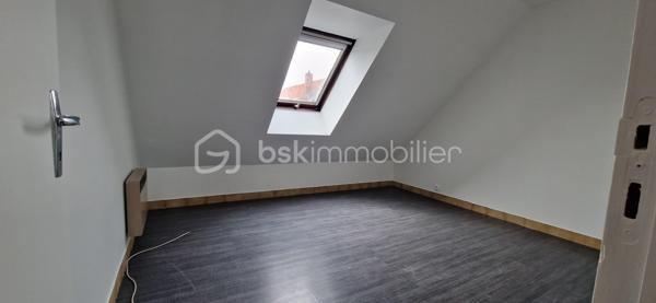 Description :
Découvrez cette agréable maison individuelle de 57 m2 à fort potentiel, offrant un cadre de vie paisible et de beaux volumes. Idéalement agencée, elle saura vous séduire par son charme authentique avec son habillage en bois et ses extérieurs parfaitement aménagés pour les beaux jours.
Les Atouts de la Maison :

-Rez-de-chaussée spacieux et lumineux : Un grand salon/séjour 30m2 traversant lumineux avec un bel escalier en bois, offrant un espace de vie convivial. Le sol est entièrement carrelé pour un entretien facile et un WC indépendant.
Une salle d'eau avec douche à l'italienne et un lavabo.

-Cuisine : Une cuisine fonctionnelle équipée de plaques de cuisson, d'un évier et d'un comptoir d'appoint/mange-debout, le tout souligné par un habillage mural en bois chaleureux.

-Espace Nuit à l'étage : Accessible par un escalier en bois, vous y trouverez un palier desservant une chambre de 15 m2 mansardée lumineuse avec fenêtre de toit (Velux) et un parquet flottant.

-Sanitaires : Une salle de bains avec WC de 4 m2 située à l'étage, équipée d'un lavabo sur colonne et bénéficiant d'une ouverture Velux.

-Côté Extérieur :

 À l'arrière : Une superbe terrasse en béton lissé (idéale pour une table ou un salon de jardin) donnant directement sur un coin de verdure entièrement clos par des panneaux rigides en composite pour une intimité totale.
 À l'avant : Une cour d'entrée entièrement carrelée et sécurisée par une clôture moderne, accueillant une porte d'entrée contemporaine en aluminium gris anthracite et un volet roulant motorisé assortis.
La maison est mitoyenne de deux côtés.
Proche de tous commerces et transports