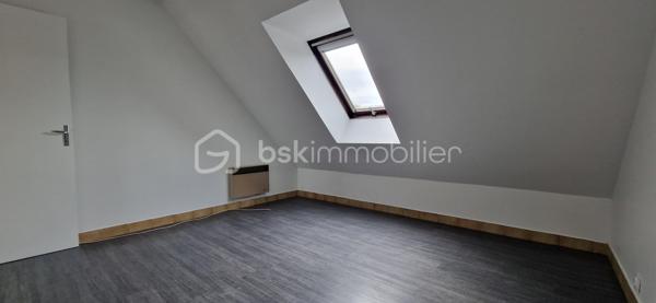 Description :
Découvrez cette agréable maison individuelle de 57 m2 à fort potentiel, offrant un cadre de vie paisible et de beaux volumes. Idéalement agencée, elle saura vous séduire par son charme authentique avec son habillage en bois et ses extérieurs parfaitement aménagés pour les beaux jours.
Les Atouts de la Maison :

-Rez-de-chaussée spacieux et lumineux : Un grand salon/séjour 30m2 traversant lumineux avec un bel escalier en bois, offrant un espace de vie convivial. Le sol est entièrement carrelé pour un entretien facile et un WC indépendant.
Une salle d'eau avec douche à l'italienne et un lavabo.

-Cuisine : Une cuisine fonctionnelle équipée de plaques de cuisson, d'un évier et d'un comptoir d'appoint/mange-debout, le tout souligné par un habillage mural en bois chaleureux.

-Espace Nuit à l'étage : Accessible par un escalier en bois, vous y trouverez un palier desservant une chambre de 15 m2 mansardée lumineuse avec fenêtre de toit (Velux) et un parquet flottant.

-Sanitaires : Une salle de bains avec WC de 4 m2 située à l'étage, équipée d'un lavabo sur colonne et bénéficiant d'une ouverture Velux.

-Côté Extérieur :

 À l'arrière : Une superbe terrasse en béton lissé (idéale pour une table ou un salon de jardin) donnant directement sur un coin de verdure entièrement clos par des panneaux rigides en composite pour une intimité totale.
 À l'avant : Une cour d'entrée entièrement carrelée et sécurisée par une clôture moderne, accueillant une porte d'entrée contemporaine en aluminium gris anthracite et un volet roulant motorisé assortis.
La maison est mitoyenne de deux côtés.
Proche de tous commerces et transports