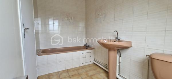 Description :
Découvrez cette agréable maison individuelle de 57 m2 à fort potentiel, offrant un cadre de vie paisible et de beaux volumes. Idéalement agencée, elle saura vous séduire par son charme authentique avec son habillage en bois et ses extérieurs parfaitement aménagés pour les beaux jours.
Les Atouts de la Maison :

-Rez-de-chaussée spacieux et lumineux : Un grand salon/séjour 30m2 traversant lumineux avec un bel escalier en bois, offrant un espace de vie convivial. Le sol est entièrement carrelé pour un entretien facile et un WC indépendant.
Une salle d'eau avec douche à l'italienne et un lavabo.

-Cuisine : Une cuisine fonctionnelle équipée de plaques de cuisson, d'un évier et d'un comptoir d'appoint/mange-debout, le tout souligné par un habillage mural en bois chaleureux.

-Espace Nuit à l'étage : Accessible par un escalier en bois, vous y trouverez un palier desservant une chambre de 15 m2 mansardée lumineuse avec fenêtre de toit (Velux) et un parquet flottant.

-Sanitaires : Une salle de bains avec WC de 4 m2 située à l'étage, équipée d'un lavabo sur colonne et bénéficiant d'une ouverture Velux.

-Côté Extérieur :

 À l'arrière : Une superbe terrasse en béton lissé (idéale pour une table ou un salon de jardin) donnant directement sur un coin de verdure entièrement clos par des panneaux rigides en composite pour une intimité totale.
 À l'avant : Une cour d'entrée entièrement carrelée et sécurisée par une clôture moderne, accueillant une porte d'entrée contemporaine en aluminium gris anthracite et un volet roulant motorisé assortis.
La maison est mitoyenne de deux côtés.
Proche de tous commerces et transports