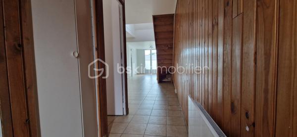 Description :
Découvrez cette agréable maison individuelle de 57 m2 à fort potentiel, offrant un cadre de vie paisible et de beaux volumes. Idéalement agencée, elle saura vous séduire par son charme authentique avec son habillage en bois et ses extérieurs parfaitement aménagés pour les beaux jours.
Les Atouts de la Maison :

-Rez-de-chaussée spacieux et lumineux : Un grand salon/séjour 30m2 traversant lumineux avec un bel escalier en bois, offrant un espace de vie convivial. Le sol est entièrement carrelé pour un entretien facile et un WC indépendant.
Une salle d'eau avec douche à l'italienne et un lavabo.

-Cuisine : Une cuisine fonctionnelle équipée de plaques de cuisson, d'un évier et d'un comptoir d'appoint/mange-debout, le tout souligné par un habillage mural en bois chaleureux.

-Espace Nuit à l'étage : Accessible par un escalier en bois, vous y trouverez un palier desservant une chambre de 15 m2 mansardée lumineuse avec fenêtre de toit (Velux) et un parquet flottant.

-Sanitaires : Une salle de bains avec WC de 4 m2 située à l'étage, équipée d'un lavabo sur colonne et bénéficiant d'une ouverture Velux.

-Côté Extérieur :

 À l'arrière : Une superbe terrasse en béton lissé (idéale pour une table ou un salon de jardin) donnant directement sur un coin de verdure entièrement clos par des panneaux rigides en composite pour une intimité totale.
 À l'avant : Une cour d'entrée entièrement carrelée et sécurisée par une clôture moderne, accueillant une porte d'entrée contemporaine en aluminium gris anthracite et un volet roulant motorisé assortis.
La maison est mitoyenne de deux côtés.
Proche de tous commerces et transports