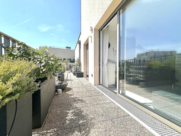 Un cadre de vie lumineux avec sa triple exposition pour une luminosité optimale toute la journée.

50 m² de terrasse filante, offrant un espace extérieur généreux et rare en ville.

Ce bien clé en main  est d’une pièce de vie avec double exposition, baignée de lumière naturelle.

La cuisine attenante fermée est pratique et fonctionnelle.

L’espace nuit composé d’une suite parentale avec sa salle de douches privative? de deux chambres supplémentaires, d’une salle de bains, de toilettes séparées avec espace buanderie intégré.

2 box fermés pour stationner vos véhicules en toute sécurité.

Accessibilité PMR : un logement adapté à tous.

Sous garantie décennale.

Résidence sécurisée pour une sérénité au quotidien.

À seulement 5 minutes à pied de la gare du Tram pour le RER A, vous profiterez d’une localisation idéale : commerces, services et transports à proximité immédiate pour un quotidien simplifié

Alliant espace, lumière et fonctionnalité, cet appartement est une opportunité unique pour les familles.

Contactez-moi dès aujourd’hui pour une visite !