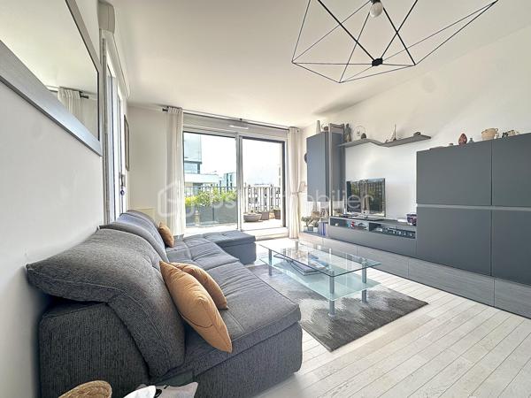 Un cadre de vie lumineux avec sa triple exposition pour une luminosité optimale toute la journée.

50 m² de terrasse filante, offrant un espace extérieur généreux et rare en ville.

Ce bien clé en main  est d’une pièce de vie avec double exposition, baignée de lumière naturelle.

La cuisine attenante fermée est pratique et fonctionnelle.

L’espace nuit composé d’une suite parentale avec sa salle de douches privative? de deux chambres supplémentaires, d’une salle de bains, de toilettes séparées avec espace buanderie intégré.

2 box fermés pour stationner vos véhicules en toute sécurité.

Accessibilité PMR : un logement adapté à tous.

Sous garantie décennale.

Résidence sécurisée pour une sérénité au quotidien.

À seulement 5 minutes à pied de la gare du Tram pour le RER A, vous profiterez d’une localisation idéale : commerces, services et transports à proximité immédiate pour un quotidien simplifié

Alliant espace, lumière et fonctionnalité, cet appartement est une opportunité unique pour les familles.

Contactez-moi dès aujourd’hui pour une visite !