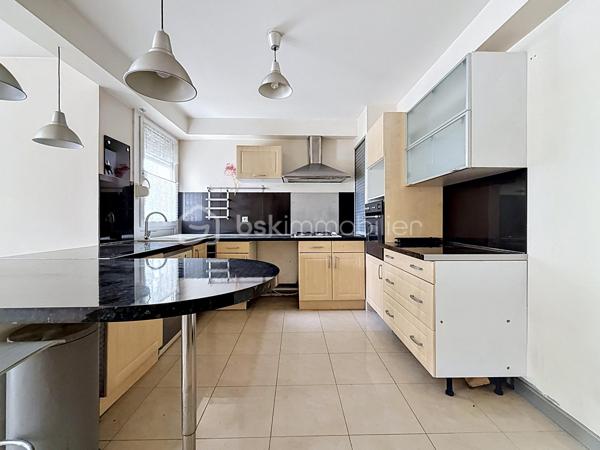 LE CALME, LA LUMIÈRE… ET LE CONFORT AU QUOTIDIEN

Et si votre prochain appartement cochait enfin toutes les cases ?

Situé dans une résidence sécurisée avec ascenseur, ce beau T3 de 70 m² au sol vous offre un cadre de vie aussi paisible que pratique. Ici, pas de vis-à-vis gênant : l’appartement est orienté côté jardin pour profiter du calme et de la lumière en toute tranquillité.

Dès l’entrée, vous découvrez une belle pièce de vie de plus de 37 m² avec cuisine ouverte, idéale pour recevoir, partager et profiter pleinement de chaque espace.

Les atouts qui font la différence :
• Un salon spacieux et lumineux ouvert sur une belle cuisine
• Deux chambres confortables
• Un balcon couvert pour vos cafés du matin ou soirées d’été
• Un box fermé + une place de stationnement extérieure
• Un cellier pratique pour le rangement
• Résidence entretenue et sécurisée
• Ravalement déjà réalisé en 2021
• Aucun travaux à prévoir dans la copropriété
• De nombreux rangements
• WC indépendant PMR
• Ballon eau chaude 150L TERMOR

Une résidence à taille humaine :
Seulement 22 appartements pour plus de tranquillité au quotidien.

Proximité des commerces, transports, écoles et autoroutes

Côté budget :
Charges de copropriété comprenant notamment l’eau, l’entretien des parties communes et extérieurs, ascenseur, assurance copropriété, portail électrique, VMC…

Un appartement idéal pour un premier achat, un couple, une petite famille ou même un investissement serein.

Le genre de bien qu’on visite… et qu’on imagine déjà habiter.

Une visite suffit souvent pour se projeter.