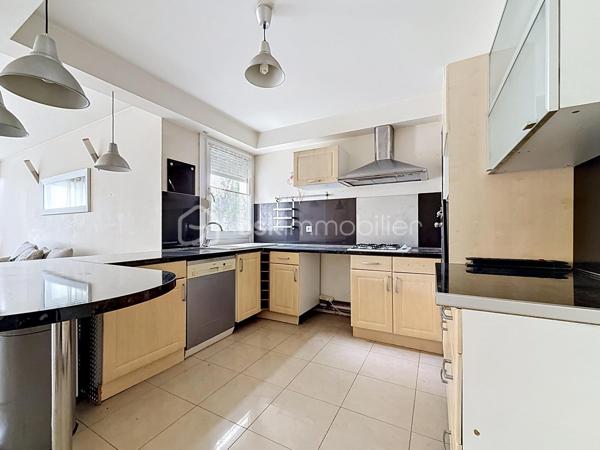 LE CALME, LA LUMIÈRE… ET LE CONFORT AU QUOTIDIEN

Et si votre prochain appartement cochait enfin toutes les cases ?

Situé dans une résidence sécurisée avec ascenseur, ce beau T3 de 70 m² au sol vous offre un cadre de vie aussi paisible que pratique. Ici, pas de vis-à-vis gênant : l’appartement est orienté côté jardin pour profiter du calme et de la lumière en toute tranquillité.

Dès l’entrée, vous découvrez une belle pièce de vie de plus de 37 m² avec cuisine ouverte, idéale pour recevoir, partager et profiter pleinement de chaque espace.

Les atouts qui font la différence :
• Un salon spacieux et lumineux ouvert sur une belle cuisine
• Deux chambres confortables
• Un balcon couvert pour vos cafés du matin ou soirées d’été
• Un box fermé + une place de stationnement extérieure
• Un cellier pratique pour le rangement
• Résidence entretenue et sécurisée
• Ravalement déjà réalisé en 2021
• Aucun travaux à prévoir dans la copropriété
• De nombreux rangements
• WC indépendant PMR
• Ballon eau chaude 150L TERMOR

Une résidence à taille humaine :
Seulement 22 appartements pour plus de tranquillité au quotidien.

Proximité des commerces, transports, écoles et autoroutes

Côté budget :
Charges de copropriété comprenant notamment l’eau, l’entretien des parties communes et extérieurs, ascenseur, assurance copropriété, portail électrique, VMC…

Un appartement idéal pour un premier achat, un couple, une petite famille ou même un investissement serein.

Le genre de bien qu’on visite… et qu’on imagine déjà habiter.

Une visite suffit souvent pour se projeter.