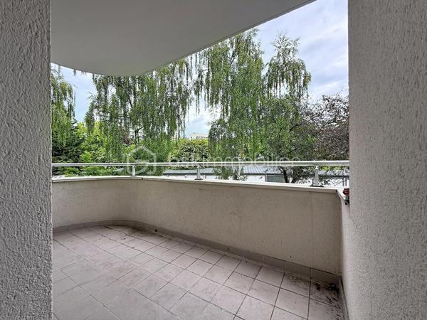 LE CALME, LA LUMIÈRE… ET LE CONFORT AU QUOTIDIEN

Et si votre prochain appartement cochait enfin toutes les cases ?

Situé dans une résidence sécurisée avec ascenseur, ce beau T3 de 70 m² au sol vous offre un cadre de vie aussi paisible que pratique. Ici, pas de vis-à-vis gênant : l’appartement est orienté côté jardin pour profiter du calme et de la lumière en toute tranquillité.

Dès l’entrée, vous découvrez une belle pièce de vie de plus de 37 m² avec cuisine ouverte, idéale pour recevoir, partager et profiter pleinement de chaque espace.

Les atouts qui font la différence :
• Un salon spacieux et lumineux ouvert sur une belle cuisine
• Deux chambres confortables
• Un balcon couvert pour vos cafés du matin ou soirées d’été
• Un box fermé + une place de stationnement extérieure
• Un cellier pratique pour le rangement
• Résidence entretenue et sécurisée
• Ravalement déjà réalisé en 2021
• Aucun travaux à prévoir dans la copropriété
• De nombreux rangements
• WC indépendant PMR
• Ballon eau chaude 150L TERMOR

Une résidence à taille humaine :
Seulement 22 appartements pour plus de tranquillité au quotidien.

Proximité des commerces, transports, écoles et autoroutes

Côté budget :
Charges de copropriété comprenant notamment l’eau, l’entretien des parties communes et extérieurs, ascenseur, assurance copropriété, portail électrique, VMC…

Un appartement idéal pour un premier achat, un couple, une petite famille ou même un investissement serein.

Le genre de bien qu’on visite… et qu’on imagine déjà habiter.

Une visite suffit souvent pour se projeter.