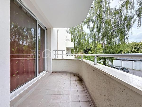 LE CALME, LA LUMIÈRE… ET LE CONFORT AU QUOTIDIEN

Et si votre prochain appartement cochait enfin toutes les cases ?

Situé dans une résidence sécurisée avec ascenseur, ce beau T3 de 70 m² au sol vous offre un cadre de vie aussi paisible que pratique. Ici, pas de vis-à-vis gênant : l’appartement est orienté côté jardin pour profiter du calme et de la lumière en toute tranquillité.

Dès l’entrée, vous découvrez une belle pièce de vie de plus de 37 m² avec cuisine ouverte, idéale pour recevoir, partager et profiter pleinement de chaque espace.

Les atouts qui font la différence :
• Un salon spacieux et lumineux ouvert sur une belle cuisine
• Deux chambres confortables
• Un balcon couvert pour vos cafés du matin ou soirées d’été
• Un box fermé + une place de stationnement extérieure
• Un cellier pratique pour le rangement
• Résidence entretenue et sécurisée
• Ravalement déjà réalisé en 2021
• Aucun travaux à prévoir dans la copropriété
• De nombreux rangements
• WC indépendant PMR
• Ballon eau chaude 150L TERMOR

Une résidence à taille humaine :
Seulement 22 appartements pour plus de tranquillité au quotidien.

Proximité des commerces, transports, écoles et autoroutes

Côté budget :
Charges de copropriété comprenant notamment l’eau, l’entretien des parties communes et extérieurs, ascenseur, assurance copropriété, portail électrique, VMC…

Un appartement idéal pour un premier achat, un couple, une petite famille ou même un investissement serein.

Le genre de bien qu’on visite… et qu’on imagine déjà habiter.

Une visite suffit souvent pour se projeter.