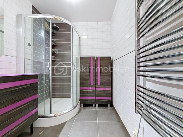 LE CALME, LA LUMIÈRE… ET LE CONFORT AU QUOTIDIEN

Et si votre prochain appartement cochait enfin toutes les cases ?

Situé dans une résidence sécurisée avec ascenseur, ce beau T3 de 70 m² au sol vous offre un cadre de vie aussi paisible que pratique. Ici, pas de vis-à-vis gênant : l’appartement est orienté côté jardin pour profiter du calme et de la lumière en toute tranquillité.

Dès l’entrée, vous découvrez une belle pièce de vie de plus de 37 m² avec cuisine ouverte, idéale pour recevoir, partager et profiter pleinement de chaque espace.

Les atouts qui font la différence :
• Un salon spacieux et lumineux ouvert sur une belle cuisine
• Deux chambres confortables
• Un balcon couvert pour vos cafés du matin ou soirées d’été
• Un box fermé + une place de stationnement extérieure
• Un cellier pratique pour le rangement
• Résidence entretenue et sécurisée
• Ravalement déjà réalisé en 2021
• Aucun travaux à prévoir dans la copropriété
• De nombreux rangements
• WC indépendant PMR
• Ballon eau chaude 150L TERMOR

Une résidence à taille humaine :
Seulement 22 appartements pour plus de tranquillité au quotidien.

Proximité des commerces, transports, écoles et autoroutes

Côté budget :
Charges de copropriété comprenant notamment l’eau, l’entretien des parties communes et extérieurs, ascenseur, assurance copropriété, portail électrique, VMC…

Un appartement idéal pour un premier achat, un couple, une petite famille ou même un investissement serein.

Le genre de bien qu’on visite… et qu’on imagine déjà habiter.

Une visite suffit souvent pour se projeter.