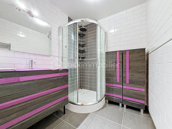 LE CALME, LA LUMIÈRE… ET LE CONFORT AU QUOTIDIEN

Et si votre prochain appartement cochait enfin toutes les cases ?

Situé dans une résidence sécurisée avec ascenseur, ce beau T3 de 70 m² au sol vous offre un cadre de vie aussi paisible que pratique. Ici, pas de vis-à-vis gênant : l’appartement est orienté côté jardin pour profiter du calme et de la lumière en toute tranquillité.

Dès l’entrée, vous découvrez une belle pièce de vie de plus de 37 m² avec cuisine ouverte, idéale pour recevoir, partager et profiter pleinement de chaque espace.

Les atouts qui font la différence :
• Un salon spacieux et lumineux ouvert sur une belle cuisine
• Deux chambres confortables
• Un balcon couvert pour vos cafés du matin ou soirées d’été
• Un box fermé + une place de stationnement extérieure
• Un cellier pratique pour le rangement
• Résidence entretenue et sécurisée
• Ravalement déjà réalisé en 2021
• Aucun travaux à prévoir dans la copropriété
• De nombreux rangements
• WC indépendant PMR
• Ballon eau chaude 150L TERMOR

Une résidence à taille humaine :
Seulement 22 appartements pour plus de tranquillité au quotidien.

Proximité des commerces, transports, écoles et autoroutes

Côté budget :
Charges de copropriété comprenant notamment l’eau, l’entretien des parties communes et extérieurs, ascenseur, assurance copropriété, portail électrique, VMC…

Un appartement idéal pour un premier achat, un couple, une petite famille ou même un investissement serein.

Le genre de bien qu’on visite… et qu’on imagine déjà habiter.

Une visite suffit souvent pour se projeter.