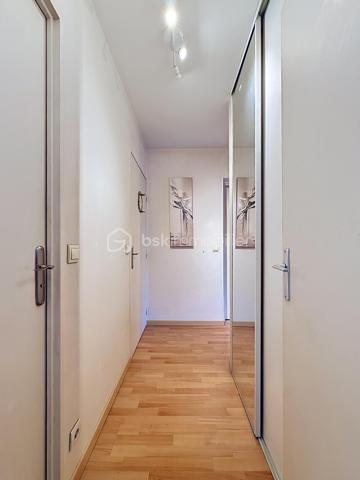 LE CALME, LA LUMIÈRE… ET LE CONFORT AU QUOTIDIEN

Et si votre prochain appartement cochait enfin toutes les cases ?

Situé dans une résidence sécurisée avec ascenseur, ce beau T3 de 70 m² au sol vous offre un cadre de vie aussi paisible que pratique. Ici, pas de vis-à-vis gênant : l’appartement est orienté côté jardin pour profiter du calme et de la lumière en toute tranquillité.

Dès l’entrée, vous découvrez une belle pièce de vie de plus de 37 m² avec cuisine ouverte, idéale pour recevoir, partager et profiter pleinement de chaque espace.

Les atouts qui font la différence :
• Un salon spacieux et lumineux ouvert sur une belle cuisine
• Deux chambres confortables
• Un balcon couvert pour vos cafés du matin ou soirées d’été
• Un box fermé + une place de stationnement extérieure
• Un cellier pratique pour le rangement
• Résidence entretenue et sécurisée
• Ravalement déjà réalisé en 2021
• Aucun travaux à prévoir dans la copropriété
• De nombreux rangements
• WC indépendant PMR
• Ballon eau chaude 150L TERMOR

Une résidence à taille humaine :
Seulement 22 appartements pour plus de tranquillité au quotidien.

Proximité des commerces, transports, écoles et autoroutes

Côté budget :
Charges de copropriété comprenant notamment l’eau, l’entretien des parties communes et extérieurs, ascenseur, assurance copropriété, portail électrique, VMC…

Un appartement idéal pour un premier achat, un couple, une petite famille ou même un investissement serein.

Le genre de bien qu’on visite… et qu’on imagine déjà habiter.

Une visite suffit souvent pour se projeter.