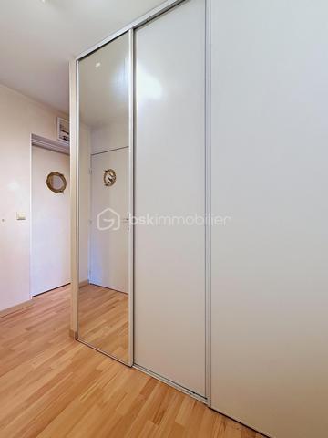 LE CALME, LA LUMIÈRE… ET LE CONFORT AU QUOTIDIEN

Et si votre prochain appartement cochait enfin toutes les cases ?

Situé dans une résidence sécurisée avec ascenseur, ce beau T3 de 70 m² au sol vous offre un cadre de vie aussi paisible que pratique. Ici, pas de vis-à-vis gênant : l’appartement est orienté côté jardin pour profiter du calme et de la lumière en toute tranquillité.

Dès l’entrée, vous découvrez une belle pièce de vie de plus de 37 m² avec cuisine ouverte, idéale pour recevoir, partager et profiter pleinement de chaque espace.

Les atouts qui font la différence :
• Un salon spacieux et lumineux ouvert sur une belle cuisine
• Deux chambres confortables
• Un balcon couvert pour vos cafés du matin ou soirées d’été
• Un box fermé + une place de stationnement extérieure
• Un cellier pratique pour le rangement
• Résidence entretenue et sécurisée
• Ravalement déjà réalisé en 2021
• Aucun travaux à prévoir dans la copropriété
• De nombreux rangements
• WC indépendant PMR
• Ballon eau chaude 150L TERMOR

Une résidence à taille humaine :
Seulement 22 appartements pour plus de tranquillité au quotidien.

Proximité des commerces, transports, écoles et autoroutes

Côté budget :
Charges de copropriété comprenant notamment l’eau, l’entretien des parties communes et extérieurs, ascenseur, assurance copropriété, portail électrique, VMC…

Un appartement idéal pour un premier achat, un couple, une petite famille ou même un investissement serein.

Le genre de bien qu’on visite… et qu’on imagine déjà habiter.

Une visite suffit souvent pour se projeter.