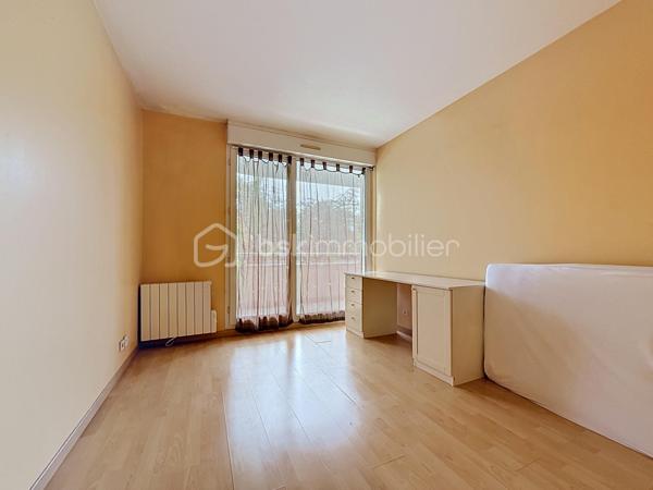 LE CALME, LA LUMIÈRE… ET LE CONFORT AU QUOTIDIEN

Et si votre prochain appartement cochait enfin toutes les cases ?

Situé dans une résidence sécurisée avec ascenseur, ce beau T3 de 70 m² au sol vous offre un cadre de vie aussi paisible que pratique. Ici, pas de vis-à-vis gênant : l’appartement est orienté côté jardin pour profiter du calme et de la lumière en toute tranquillité.

Dès l’entrée, vous découvrez une belle pièce de vie de plus de 37 m² avec cuisine ouverte, idéale pour recevoir, partager et profiter pleinement de chaque espace.

Les atouts qui font la différence :
• Un salon spacieux et lumineux ouvert sur une belle cuisine
• Deux chambres confortables
• Un balcon couvert pour vos cafés du matin ou soirées d’été
• Un box fermé + une place de stationnement extérieure
• Un cellier pratique pour le rangement
• Résidence entretenue et sécurisée
• Ravalement déjà réalisé en 2021
• Aucun travaux à prévoir dans la copropriété
• De nombreux rangements
• WC indépendant PMR
• Ballon eau chaude 150L TERMOR

Une résidence à taille humaine :
Seulement 22 appartements pour plus de tranquillité au quotidien.

Proximité des commerces, transports, écoles et autoroutes

Côté budget :
Charges de copropriété comprenant notamment l’eau, l’entretien des parties communes et extérieurs, ascenseur, assurance copropriété, portail électrique, VMC…

Un appartement idéal pour un premier achat, un couple, une petite famille ou même un investissement serein.

Le genre de bien qu’on visite… et qu’on imagine déjà habiter.

Une visite suffit souvent pour se projeter.