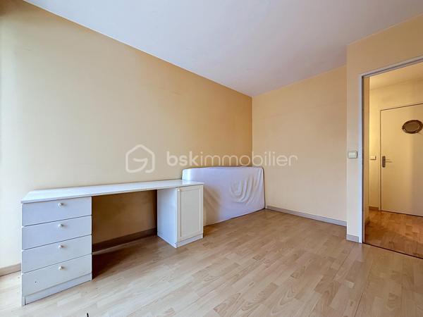 LE CALME, LA LUMIÈRE… ET LE CONFORT AU QUOTIDIEN

Et si votre prochain appartement cochait enfin toutes les cases ?

Situé dans une résidence sécurisée avec ascenseur, ce beau T3 de 70 m² au sol vous offre un cadre de vie aussi paisible que pratique. Ici, pas de vis-à-vis gênant : l’appartement est orienté côté jardin pour profiter du calme et de la lumière en toute tranquillité.

Dès l’entrée, vous découvrez une belle pièce de vie de plus de 37 m² avec cuisine ouverte, idéale pour recevoir, partager et profiter pleinement de chaque espace.

Les atouts qui font la différence :
• Un salon spacieux et lumineux ouvert sur une belle cuisine
• Deux chambres confortables
• Un balcon couvert pour vos cafés du matin ou soirées d’été
• Un box fermé + une place de stationnement extérieure
• Un cellier pratique pour le rangement
• Résidence entretenue et sécurisée
• Ravalement déjà réalisé en 2021
• Aucun travaux à prévoir dans la copropriété
• De nombreux rangements
• WC indépendant PMR
• Ballon eau chaude 150L TERMOR

Une résidence à taille humaine :
Seulement 22 appartements pour plus de tranquillité au quotidien.

Proximité des commerces, transports, écoles et autoroutes

Côté budget :
Charges de copropriété comprenant notamment l’eau, l’entretien des parties communes et extérieurs, ascenseur, assurance copropriété, portail électrique, VMC…

Un appartement idéal pour un premier achat, un couple, une petite famille ou même un investissement serein.

Le genre de bien qu’on visite… et qu’on imagine déjà habiter.

Une visite suffit souvent pour se projeter.