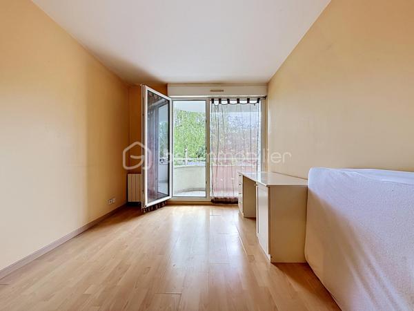 LE CALME, LA LUMIÈRE… ET LE CONFORT AU QUOTIDIEN

Et si votre prochain appartement cochait enfin toutes les cases ?

Situé dans une résidence sécurisée avec ascenseur, ce beau T3 de 70 m² au sol vous offre un cadre de vie aussi paisible que pratique. Ici, pas de vis-à-vis gênant : l’appartement est orienté côté jardin pour profiter du calme et de la lumière en toute tranquillité.

Dès l’entrée, vous découvrez une belle pièce de vie de plus de 37 m² avec cuisine ouverte, idéale pour recevoir, partager et profiter pleinement de chaque espace.

Les atouts qui font la différence :
• Un salon spacieux et lumineux ouvert sur une belle cuisine
• Deux chambres confortables
• Un balcon couvert pour vos cafés du matin ou soirées d’été
• Un box fermé + une place de stationnement extérieure
• Un cellier pratique pour le rangement
• Résidence entretenue et sécurisée
• Ravalement déjà réalisé en 2021
• Aucun travaux à prévoir dans la copropriété
• De nombreux rangements
• WC indépendant PMR
• Ballon eau chaude 150L TERMOR

Une résidence à taille humaine :
Seulement 22 appartements pour plus de tranquillité au quotidien.

Proximité des commerces, transports, écoles et autoroutes

Côté budget :
Charges de copropriété comprenant notamment l’eau, l’entretien des parties communes et extérieurs, ascenseur, assurance copropriété, portail électrique, VMC…

Un appartement idéal pour un premier achat, un couple, une petite famille ou même un investissement serein.

Le genre de bien qu’on visite… et qu’on imagine déjà habiter.

Une visite suffit souvent pour se projeter.