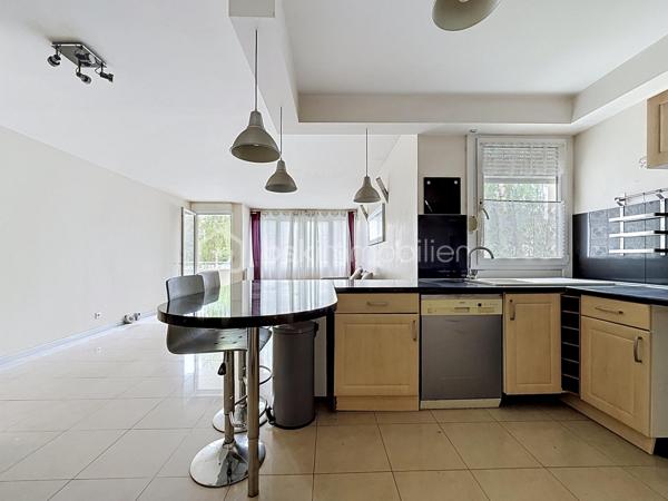LE CALME, LA LUMIÈRE… ET LE CONFORT AU QUOTIDIEN

Et si votre prochain appartement cochait enfin toutes les cases ?

Situé dans une résidence sécurisée avec ascenseur, ce beau T3 de 70 m² au sol vous offre un cadre de vie aussi paisible que pratique. Ici, pas de vis-à-vis gênant : l’appartement est orienté côté jardin pour profiter du calme et de la lumière en toute tranquillité.

Dès l’entrée, vous découvrez une belle pièce de vie de plus de 37 m² avec cuisine ouverte, idéale pour recevoir, partager et profiter pleinement de chaque espace.

Les atouts qui font la différence :
• Un salon spacieux et lumineux ouvert sur une belle cuisine
• Deux chambres confortables
• Un balcon couvert pour vos cafés du matin ou soirées d’été
• Un box fermé + une place de stationnement extérieure
• Un cellier pratique pour le rangement
• Résidence entretenue et sécurisée
• Ravalement déjà réalisé en 2021
• Aucun travaux à prévoir dans la copropriété
• De nombreux rangements
• WC indépendant PMR
• Ballon eau chaude 150L TERMOR

Une résidence à taille humaine :
Seulement 22 appartements pour plus de tranquillité au quotidien.

Proximité des commerces, transports, écoles et autoroutes

Côté budget :
Charges de copropriété comprenant notamment l’eau, l’entretien des parties communes et extérieurs, ascenseur, assurance copropriété, portail électrique, VMC…

Un appartement idéal pour un premier achat, un couple, une petite famille ou même un investissement serein.

Le genre de bien qu’on visite… et qu’on imagine déjà habiter.

Une visite suffit souvent pour se projeter.