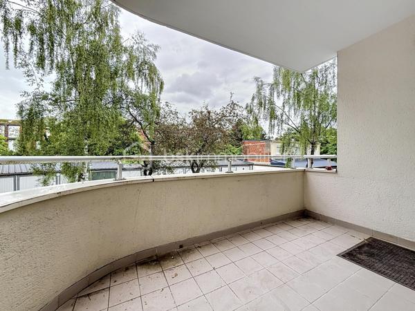 LE CALME, LA LUMIÈRE… ET LE CONFORT AU QUOTIDIEN

Et si votre prochain appartement cochait enfin toutes les cases ?

Situé dans une résidence sécurisée avec ascenseur, ce beau T3 de 70 m² au sol vous offre un cadre de vie aussi paisible que pratique. Ici, pas de vis-à-vis gênant : l’appartement est orienté côté jardin pour profiter du calme et de la lumière en toute tranquillité.

Dès l’entrée, vous découvrez une belle pièce de vie de plus de 37 m² avec cuisine ouverte, idéale pour recevoir, partager et profiter pleinement de chaque espace.

Les atouts qui font la différence :
• Un salon spacieux et lumineux ouvert sur une belle cuisine
• Deux chambres confortables
• Un balcon couvert pour vos cafés du matin ou soirées d’été
• Un box fermé + une place de stationnement extérieure
• Un cellier pratique pour le rangement
• Résidence entretenue et sécurisée
• Ravalement déjà réalisé en 2021
• Aucun travaux à prévoir dans la copropriété
• De nombreux rangements
• WC indépendant PMR
• Ballon eau chaude 150L TERMOR

Une résidence à taille humaine :
Seulement 22 appartements pour plus de tranquillité au quotidien.

Proximité des commerces, transports, écoles et autoroutes

Côté budget :
Charges de copropriété comprenant notamment l’eau, l’entretien des parties communes et extérieurs, ascenseur, assurance copropriété, portail électrique, VMC…

Un appartement idéal pour un premier achat, un couple, une petite famille ou même un investissement serein.

Le genre de bien qu’on visite… et qu’on imagine déjà habiter.

Une visite suffit souvent pour se projeter.