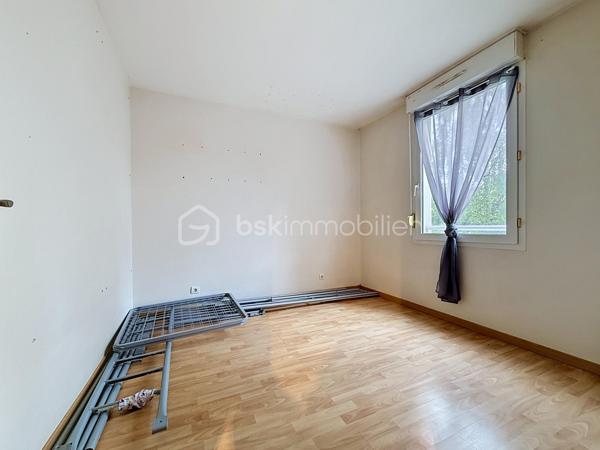 LE CALME, LA LUMIÈRE… ET LE CONFORT AU QUOTIDIEN

Et si votre prochain appartement cochait enfin toutes les cases ?

Situé dans une résidence sécurisée avec ascenseur, ce beau T3 de 70 m² au sol vous offre un cadre de vie aussi paisible que pratique. Ici, pas de vis-à-vis gênant : l’appartement est orienté côté jardin pour profiter du calme et de la lumière en toute tranquillité.

Dès l’entrée, vous découvrez une belle pièce de vie de plus de 37 m² avec cuisine ouverte, idéale pour recevoir, partager et profiter pleinement de chaque espace.

Les atouts qui font la différence :
• Un salon spacieux et lumineux ouvert sur une belle cuisine
• Deux chambres confortables
• Un balcon couvert pour vos cafés du matin ou soirées d’été
• Un box fermé + une place de stationnement extérieure
• Un cellier pratique pour le rangement
• Résidence entretenue et sécurisée
• Ravalement déjà réalisé en 2021
• Aucun travaux à prévoir dans la copropriété
• De nombreux rangements
• WC indépendant PMR
• Ballon eau chaude 150L TERMOR

Une résidence à taille humaine :
Seulement 22 appartements pour plus de tranquillité au quotidien.

Proximité des commerces, transports, écoles et autoroutes

Côté budget :
Charges de copropriété comprenant notamment l’eau, l’entretien des parties communes et extérieurs, ascenseur, assurance copropriété, portail électrique, VMC…

Un appartement idéal pour un premier achat, un couple, une petite famille ou même un investissement serein.

Le genre de bien qu’on visite… et qu’on imagine déjà habiter.

Une visite suffit souvent pour se projeter.