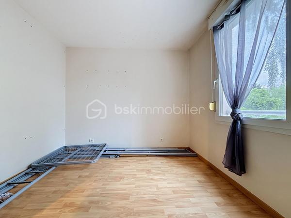 LE CALME, LA LUMIÈRE… ET LE CONFORT AU QUOTIDIEN

Et si votre prochain appartement cochait enfin toutes les cases ?

Situé dans une résidence sécurisée avec ascenseur, ce beau T3 de 70 m² au sol vous offre un cadre de vie aussi paisible que pratique. Ici, pas de vis-à-vis gênant : l’appartement est orienté côté jardin pour profiter du calme et de la lumière en toute tranquillité.

Dès l’entrée, vous découvrez une belle pièce de vie de plus de 37 m² avec cuisine ouverte, idéale pour recevoir, partager et profiter pleinement de chaque espace.

Les atouts qui font la différence :
• Un salon spacieux et lumineux ouvert sur une belle cuisine
• Deux chambres confortables
• Un balcon couvert pour vos cafés du matin ou soirées d’été
• Un box fermé + une place de stationnement extérieure
• Un cellier pratique pour le rangement
• Résidence entretenue et sécurisée
• Ravalement déjà réalisé en 2021
• Aucun travaux à prévoir dans la copropriété
• De nombreux rangements
• WC indépendant PMR
• Ballon eau chaude 150L TERMOR

Une résidence à taille humaine :
Seulement 22 appartements pour plus de tranquillité au quotidien.

Proximité des commerces, transports, écoles et autoroutes

Côté budget :
Charges de copropriété comprenant notamment l’eau, l’entretien des parties communes et extérieurs, ascenseur, assurance copropriété, portail électrique, VMC…

Un appartement idéal pour un premier achat, un couple, une petite famille ou même un investissement serein.

Le genre de bien qu’on visite… et qu’on imagine déjà habiter.

Une visite suffit souvent pour se projeter.