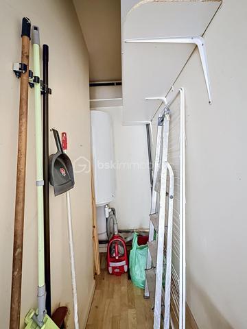 LE CALME, LA LUMIÈRE… ET LE CONFORT AU QUOTIDIEN

Et si votre prochain appartement cochait enfin toutes les cases ?

Situé dans une résidence sécurisée avec ascenseur, ce beau T3 de 70 m² au sol vous offre un cadre de vie aussi paisible que pratique. Ici, pas de vis-à-vis gênant : l’appartement est orienté côté jardin pour profiter du calme et de la lumière en toute tranquillité.

Dès l’entrée, vous découvrez une belle pièce de vie de plus de 37 m² avec cuisine ouverte, idéale pour recevoir, partager et profiter pleinement de chaque espace.

Les atouts qui font la différence :
• Un salon spacieux et lumineux ouvert sur une belle cuisine
• Deux chambres confortables
• Un balcon couvert pour vos cafés du matin ou soirées d’été
• Un box fermé + une place de stationnement extérieure
• Un cellier pratique pour le rangement
• Résidence entretenue et sécurisée
• Ravalement déjà réalisé en 2021
• Aucun travaux à prévoir dans la copropriété
• De nombreux rangements
• WC indépendant PMR
• Ballon eau chaude 150L TERMOR

Une résidence à taille humaine :
Seulement 22 appartements pour plus de tranquillité au quotidien.

Proximité des commerces, transports, écoles et autoroutes

Côté budget :
Charges de copropriété comprenant notamment l’eau, l’entretien des parties communes et extérieurs, ascenseur, assurance copropriété, portail électrique, VMC…

Un appartement idéal pour un premier achat, un couple, une petite famille ou même un investissement serein.

Le genre de bien qu’on visite… et qu’on imagine déjà habiter.

Une visite suffit souvent pour se projeter.