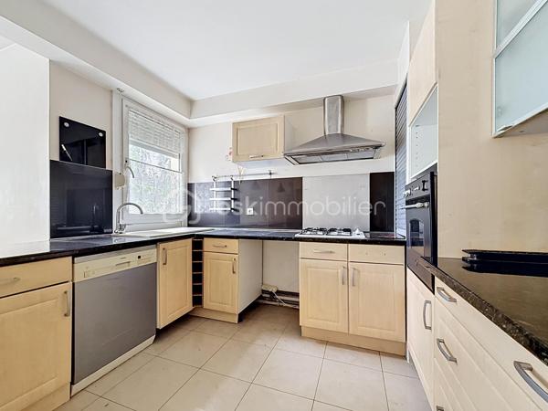 LE CALME, LA LUMIÈRE… ET LE CONFORT AU QUOTIDIEN

Et si votre prochain appartement cochait enfin toutes les cases ?

Situé dans une résidence sécurisée avec ascenseur, ce beau T3 de 70 m² au sol vous offre un cadre de vie aussi paisible que pratique. Ici, pas de vis-à-vis gênant : l’appartement est orienté côté jardin pour profiter du calme et de la lumière en toute tranquillité.

Dès l’entrée, vous découvrez une belle pièce de vie de plus de 37 m² avec cuisine ouverte, idéale pour recevoir, partager et profiter pleinement de chaque espace.

Les atouts qui font la différence :
• Un salon spacieux et lumineux ouvert sur une belle cuisine
• Deux chambres confortables
• Un balcon couvert pour vos cafés du matin ou soirées d’été
• Un box fermé + une place de stationnement extérieure
• Un cellier pratique pour le rangement
• Résidence entretenue et sécurisée
• Ravalement déjà réalisé en 2021
• Aucun travaux à prévoir dans la copropriété
• De nombreux rangements
• WC indépendant PMR
• Ballon eau chaude 150L TERMOR

Une résidence à taille humaine :
Seulement 22 appartements pour plus de tranquillité au quotidien.

Proximité des commerces, transports, écoles et autoroutes

Côté budget :
Charges de copropriété comprenant notamment l’eau, l’entretien des parties communes et extérieurs, ascenseur, assurance copropriété, portail électrique, VMC…

Un appartement idéal pour un premier achat, un couple, une petite famille ou même un investissement serein.

Le genre de bien qu’on visite… et qu’on imagine déjà habiter.

Une visite suffit souvent pour se projeter.