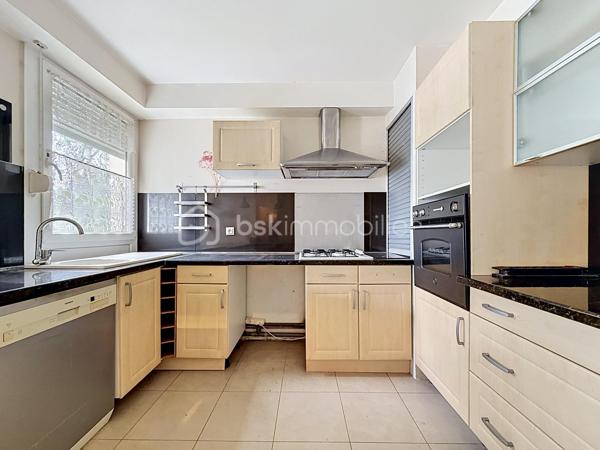 LE CALME, LA LUMIÈRE… ET LE CONFORT AU QUOTIDIEN

Et si votre prochain appartement cochait enfin toutes les cases ?

Situé dans une résidence sécurisée avec ascenseur, ce beau T3 de 70 m² au sol vous offre un cadre de vie aussi paisible que pratique. Ici, pas de vis-à-vis gênant : l’appartement est orienté côté jardin pour profiter du calme et de la lumière en toute tranquillité.

Dès l’entrée, vous découvrez une belle pièce de vie de plus de 37 m² avec cuisine ouverte, idéale pour recevoir, partager et profiter pleinement de chaque espace.

Les atouts qui font la différence :
• Un salon spacieux et lumineux ouvert sur une belle cuisine
• Deux chambres confortables
• Un balcon couvert pour vos cafés du matin ou soirées d’été
• Un box fermé + une place de stationnement extérieure
• Un cellier pratique pour le rangement
• Résidence entretenue et sécurisée
• Ravalement déjà réalisé en 2021
• Aucun travaux à prévoir dans la copropriété
• De nombreux rangements
• WC indépendant PMR
• Ballon eau chaude 150L TERMOR

Une résidence à taille humaine :
Seulement 22 appartements pour plus de tranquillité au quotidien.

Proximité des commerces, transports, écoles et autoroutes

Côté budget :
Charges de copropriété comprenant notamment l’eau, l’entretien des parties communes et extérieurs, ascenseur, assurance copropriété, portail électrique, VMC…

Un appartement idéal pour un premier achat, un couple, une petite famille ou même un investissement serein.

Le genre de bien qu’on visite… et qu’on imagine déjà habiter.

Une visite suffit souvent pour se projeter.
