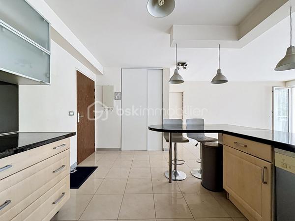 LE CALME, LA LUMIÈRE… ET LE CONFORT AU QUOTIDIEN

Et si votre prochain appartement cochait enfin toutes les cases ?

Situé dans une résidence sécurisée avec ascenseur, ce beau T3 de 70 m² au sol vous offre un cadre de vie aussi paisible que pratique. Ici, pas de vis-à-vis gênant : l’appartement est orienté côté jardin pour profiter du calme et de la lumière en toute tranquillité.

Dès l’entrée, vous découvrez une belle pièce de vie de plus de 37 m² avec cuisine ouverte, idéale pour recevoir, partager et profiter pleinement de chaque espace.

Les atouts qui font la différence :
• Un salon spacieux et lumineux ouvert sur une belle cuisine
• Deux chambres confortables
• Un balcon couvert pour vos cafés du matin ou soirées d’été
• Un box fermé + une place de stationnement extérieure
• Un cellier pratique pour le rangement
• Résidence entretenue et sécurisée
• Ravalement déjà réalisé en 2021
• Aucun travaux à prévoir dans la copropriété
• De nombreux rangements
• WC indépendant PMR
• Ballon eau chaude 150L TERMOR

Une résidence à taille humaine :
Seulement 22 appartements pour plus de tranquillité au quotidien.

Proximité des commerces, transports, écoles et autoroutes

Côté budget :
Charges de copropriété comprenant notamment l’eau, l’entretien des parties communes et extérieurs, ascenseur, assurance copropriété, portail électrique, VMC…

Un appartement idéal pour un premier achat, un couple, une petite famille ou même un investissement serein.

Le genre de bien qu’on visite… et qu’on imagine déjà habiter.

Une visite suffit souvent pour se projeter.