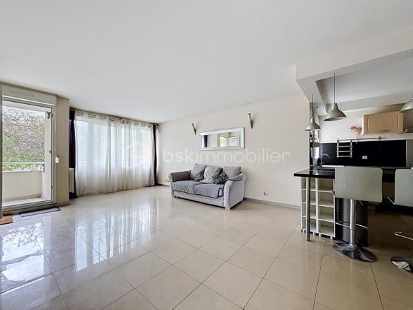 LE CALME, LA LUMIÈRE… ET LE CONFORT AU QUOTIDIEN

Et si votre prochain appartement cochait enfin toutes les cases ?

Situé dans une résidence sécurisée avec ascenseur, ce beau T3 de 70 m² au sol vous offre un cadre de vie aussi paisible que pratique. Ici, pas de vis-à-vis gênant : l’appartement est orienté côté jardin pour profiter du calme et de la lumière en toute tranquillité.

Dès l’entrée, vous découvrez une belle pièce de vie de plus de 37 m² avec cuisine ouverte, idéale pour recevoir, partager et profiter pleinement de chaque espace.

Les atouts qui font la différence :
• Un salon spacieux et lumineux ouvert sur une belle cuisine
• Deux chambres confortables
• Un balcon couvert pour vos cafés du matin ou soirées d’été
• Un box fermé + une place de stationnement extérieure
• Un cellier pratique pour le rangement
• Résidence entretenue et sécurisée
• Ravalement déjà réalisé en 2021
• Aucun travaux à prévoir dans la copropriété
• De nombreux rangements
• WC indépendant PMR
• Ballon eau chaude 150L TERMOR

Une résidence à taille humaine :
Seulement 22 appartements pour plus de tranquillité au quotidien.

Proximité des commerces, transports, écoles et autoroutes

Côté budget :
Charges de copropriété comprenant notamment l’eau, l’entretien des parties communes et extérieurs, ascenseur, assurance copropriété, portail électrique, VMC…

Un appartement idéal pour un premier achat, un couple, une petite famille ou même un investissement serein.

Le genre de bien qu’on visite… et qu’on imagine déjà habiter.

Une visite suffit souvent pour se projeter.