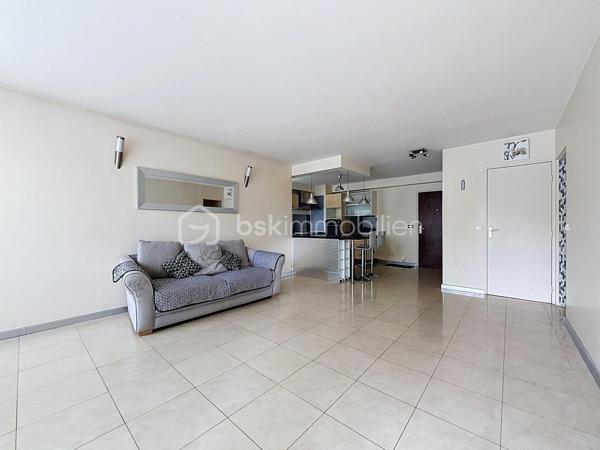 LE CALME, LA LUMIÈRE… ET LE CONFORT AU QUOTIDIEN

Et si votre prochain appartement cochait enfin toutes les cases ?

Situé dans une résidence sécurisée avec ascenseur, ce beau T3 de 70 m² au sol vous offre un cadre de vie aussi paisible que pratique. Ici, pas de vis-à-vis gênant : l’appartement est orienté côté jardin pour profiter du calme et de la lumière en toute tranquillité.

Dès l’entrée, vous découvrez une belle pièce de vie de plus de 37 m² avec cuisine ouverte, idéale pour recevoir, partager et profiter pleinement de chaque espace.

Les atouts qui font la différence :
• Un salon spacieux et lumineux ouvert sur une belle cuisine
• Deux chambres confortables
• Un balcon couvert pour vos cafés du matin ou soirées d’été
• Un box fermé + une place de stationnement extérieure
• Un cellier pratique pour le rangement
• Résidence entretenue et sécurisée
• Ravalement déjà réalisé en 2021
• Aucun travaux à prévoir dans la copropriété
• De nombreux rangements
• WC indépendant PMR
• Ballon eau chaude 150L TERMOR

Une résidence à taille humaine :
Seulement 22 appartements pour plus de tranquillité au quotidien.

Proximité des commerces, transports, écoles et autoroutes

Côté budget :
Charges de copropriété comprenant notamment l’eau, l’entretien des parties communes et extérieurs, ascenseur, assurance copropriété, portail électrique, VMC…

Un appartement idéal pour un premier achat, un couple, une petite famille ou même un investissement serein.

Le genre de bien qu’on visite… et qu’on imagine déjà habiter.

Une visite suffit souvent pour se projeter.