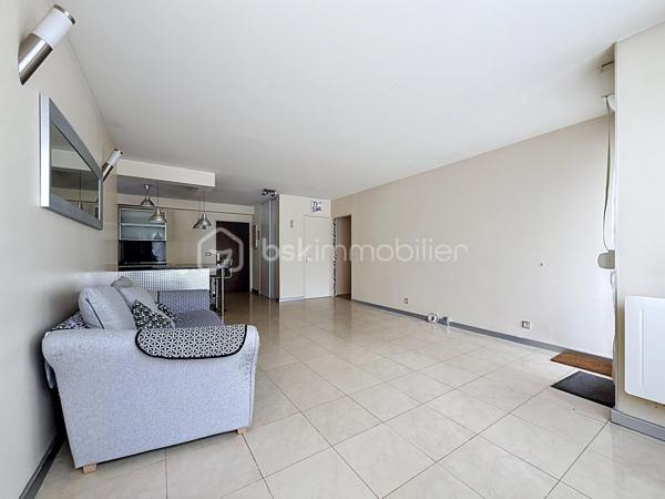 LE CALME, LA LUMIÈRE… ET LE CONFORT AU QUOTIDIEN

Et si votre prochain appartement cochait enfin toutes les cases ?

Situé dans une résidence sécurisée avec ascenseur, ce beau T3 de 70 m² au sol vous offre un cadre de vie aussi paisible que pratique. Ici, pas de vis-à-vis gênant : l’appartement est orienté côté jardin pour profiter du calme et de la lumière en toute tranquillité.

Dès l’entrée, vous découvrez une belle pièce de vie de plus de 37 m² avec cuisine ouverte, idéale pour recevoir, partager et profiter pleinement de chaque espace.

Les atouts qui font la différence :
• Un salon spacieux et lumineux ouvert sur une belle cuisine
• Deux chambres confortables
• Un balcon couvert pour vos cafés du matin ou soirées d’été
• Un box fermé + une place de stationnement extérieure
• Un cellier pratique pour le rangement
• Résidence entretenue et sécurisée
• Ravalement déjà réalisé en 2021
• Aucun travaux à prévoir dans la copropriété
• De nombreux rangements
• WC indépendant PMR
• Ballon eau chaude 150L TERMOR

Une résidence à taille humaine :
Seulement 22 appartements pour plus de tranquillité au quotidien.

Proximité des commerces, transports, écoles et autoroutes

Côté budget :
Charges de copropriété comprenant notamment l’eau, l’entretien des parties communes et extérieurs, ascenseur, assurance copropriété, portail électrique, VMC…

Un appartement idéal pour un premier achat, un couple, une petite famille ou même un investissement serein.

Le genre de bien qu’on visite… et qu’on imagine déjà habiter.

Une visite suffit souvent pour se projeter.