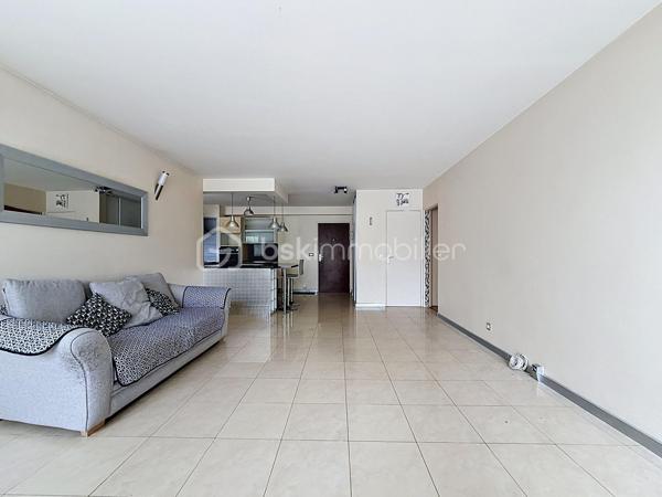 LE CALME, LA LUMIÈRE… ET LE CONFORT AU QUOTIDIEN

Et si votre prochain appartement cochait enfin toutes les cases ?

Situé dans une résidence sécurisée avec ascenseur, ce beau T3 de 70 m² au sol vous offre un cadre de vie aussi paisible que pratique. Ici, pas de vis-à-vis gênant : l’appartement est orienté côté jardin pour profiter du calme et de la lumière en toute tranquillité.

Dès l’entrée, vous découvrez une belle pièce de vie de plus de 37 m² avec cuisine ouverte, idéale pour recevoir, partager et profiter pleinement de chaque espace.

Les atouts qui font la différence :
• Un salon spacieux et lumineux ouvert sur une belle cuisine
• Deux chambres confortables
• Un balcon couvert pour vos cafés du matin ou soirées d’été
• Un box fermé + une place de stationnement extérieure
• Un cellier pratique pour le rangement
• Résidence entretenue et sécurisée
• Ravalement déjà réalisé en 2021
• Aucun travaux à prévoir dans la copropriété
• De nombreux rangements
• WC indépendant PMR
• Ballon eau chaude 150L TERMOR

Une résidence à taille humaine :
Seulement 22 appartements pour plus de tranquillité au quotidien.

Proximité des commerces, transports, écoles et autoroutes

Côté budget :
Charges de copropriété comprenant notamment l’eau, l’entretien des parties communes et extérieurs, ascenseur, assurance copropriété, portail électrique, VMC…

Un appartement idéal pour un premier achat, un couple, une petite famille ou même un investissement serein.

Le genre de bien qu’on visite… et qu’on imagine déjà habiter.

Une visite suffit souvent pour se projeter.