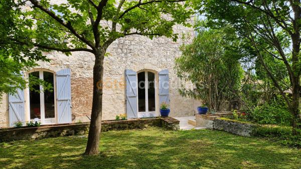 Vente
                Maison265 m² - 7 Pièces -
                    PUYMIROL (47270)