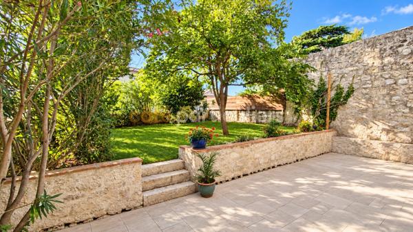 Vente
                Maison265 m² - 7 Pièces -
                    PUYMIROL (47270)