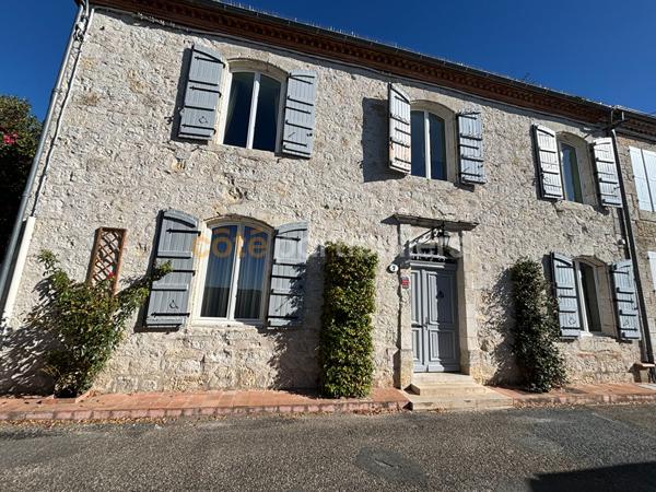 Vente
                Maison265 m² - 7 Pièces -
                    PUYMIROL (47270)