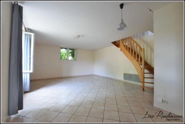 Maison à vendre + Appartement en location - Centre historique de MONTAIGU (85)
