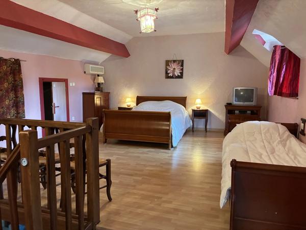 Maison rénovée avec gîte séparé de 3 chambres et piscine !!