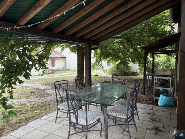Maison rénovée avec gîte séparé de 3 chambres et piscine !!