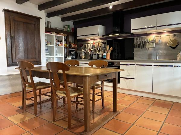 Maison rénovée avec gîte séparé de 3 chambres et piscine !!