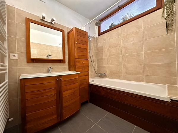 Appartement T3 coup de cœur – 76 m² – Dernier étage – Garage, cave et parking