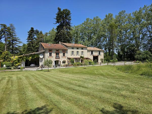 Un havre de paix au potentiel illimité, offrant 3 logements sur plus de 2 hectares de terrain