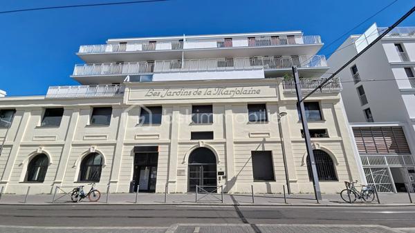 Bordeaux - Avenue Émile Counord

Rare sur le secteur ! Découvrez cet agréable appartement T3 de 63,11 m², situé en rez-de-chaussée au sein de la résidence Les Jardins de la Marjolaine, avec un véritable atout : une grande terrasse privative d'environ 35 m², aménagée en terrasse bois et donnant sur les espaces intérieurs de la résidence.

L'appartement propose une pièce de vie agréable avec séjour et cuisine ouverte équipée, offrant un espace convivial et fonctionnel.

L'espace nuit se compose de deux chambres, chacune bénéficiant d'un accès direct à la terrasse, ainsi que d'une salle de bains et d'un WC indépendant.

Un cellier/buanderie complète l'agencement.

Depuis le séjour comme depuis les chambres, les grandes baies vitrées permettent de profiter pleinement de la terrasse et de la lumière naturelle.

La terrasse, particulièrement spacieuse pour un appartement en ville, constitue un véritable prolongement de l'espace de vie : salon de jardin, coin repas, végétation… un extérieur rare qui permet de profiter pleinement des beaux jours.

Une place de parking couverte en sous-sol est également comprise dans la vente.

La résidence Les Jardins de la Marjolaine, construite en 2009, est une copropriété agréable avec espaces verts, ascenseur et fibre optique.

Un appartement particulièrement intéressant pour celles et ceux qui recherchent à Bordeaux un extérieur généreux sans renoncer aux commodités de la vie citadine.

Photos supplémentaires sur simple demande.
Hervé Beauquesne, un conseiller à votre disposition 7jours/7.
Contactez moi pour l'estimation de votre bien : l'avis de valeur est offert !