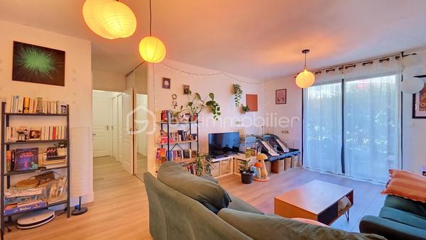 Bordeaux - Avenue Émile Counord

Rare sur le secteur ! Découvrez cet agréable appartement T3 de 63,11 m², situé en rez-de-chaussée au sein de la résidence Les Jardins de la Marjolaine, avec un véritable atout : une grande terrasse privative d'environ 35 m², aménagée en terrasse bois et donnant sur les espaces intérieurs de la résidence.

L'appartement propose une pièce de vie agréable avec séjour et cuisine ouverte équipée, offrant un espace convivial et fonctionnel.

L'espace nuit se compose de deux chambres, chacune bénéficiant d'un accès direct à la terrasse, ainsi que d'une salle de bains et d'un WC indépendant.

Un cellier/buanderie complète l'agencement.

Depuis le séjour comme depuis les chambres, les grandes baies vitrées permettent de profiter pleinement de la terrasse et de la lumière naturelle.

La terrasse, particulièrement spacieuse pour un appartement en ville, constitue un véritable prolongement de l'espace de vie : salon de jardin, coin repas, végétation… un extérieur rare qui permet de profiter pleinement des beaux jours.

Une place de parking couverte en sous-sol est également comprise dans la vente.

La résidence Les Jardins de la Marjolaine, construite en 2009, est une copropriété agréable avec espaces verts, ascenseur et fibre optique.

Un appartement particulièrement intéressant pour celles et ceux qui recherchent à Bordeaux un extérieur généreux sans renoncer aux commodités de la vie citadine.

Photos supplémentaires sur simple demande.
Hervé Beauquesne, un conseiller à votre disposition 7jours/7.
Contactez moi pour l'estimation de votre bien : l'avis de valeur est offert !