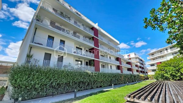 Bordeaux - Avenue Émile Counord

Rare sur le secteur ! Découvrez cet agréable appartement T3 de 63,11 m², situé en rez-de-chaussée au sein de la résidence Les Jardins de la Marjolaine, avec un véritable atout : une grande terrasse privative d'environ 35 m², aménagée en terrasse bois et donnant sur les espaces intérieurs de la résidence.

L'appartement propose une pièce de vie agréable avec séjour et cuisine ouverte équipée, offrant un espace convivial et fonctionnel.

L'espace nuit se compose de deux chambres, chacune bénéficiant d'un accès direct à la terrasse, ainsi que d'une salle de bains et d'un WC indépendant.

Un cellier/buanderie complète l'agencement.

Depuis le séjour comme depuis les chambres, les grandes baies vitrées permettent de profiter pleinement de la terrasse et de la lumière naturelle.

La terrasse, particulièrement spacieuse pour un appartement en ville, constitue un véritable prolongement de l'espace de vie : salon de jardin, coin repas, végétation… un extérieur rare qui permet de profiter pleinement des beaux jours.

Une place de parking couverte en sous-sol est également comprise dans la vente.

La résidence Les Jardins de la Marjolaine, construite en 2009, est une copropriété agréable avec espaces verts, ascenseur et fibre optique.

Un appartement particulièrement intéressant pour celles et ceux qui recherchent à Bordeaux un extérieur généreux sans renoncer aux commodités de la vie citadine.

Photos supplémentaires sur simple demande.
Hervé Beauquesne, un conseiller à votre disposition 7jours/7.
Contactez moi pour l'estimation de votre bien : l'avis de valeur est offert !