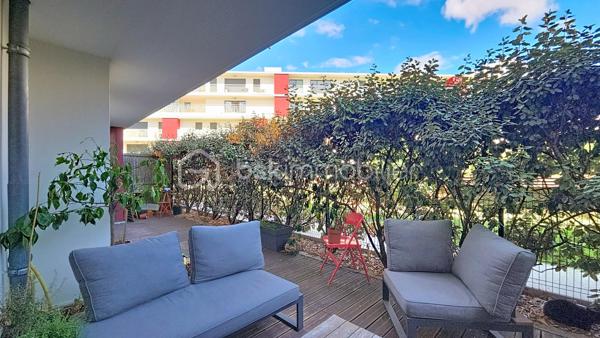 Bordeaux - Avenue Émile Counord

Rare sur le secteur ! Découvrez cet agréable appartement T3 de 63,11 m², situé en rez-de-chaussée au sein de la résidence Les Jardins de la Marjolaine, avec un véritable atout : une grande terrasse privative d'environ 35 m², aménagée en terrasse bois et donnant sur les espaces intérieurs de la résidence.

L'appartement propose une pièce de vie agréable avec séjour et cuisine ouverte équipée, offrant un espace convivial et fonctionnel.

L'espace nuit se compose de deux chambres, chacune bénéficiant d'un accès direct à la terrasse, ainsi que d'une salle de bains et d'un WC indépendant.

Un cellier/buanderie complète l'agencement.

Depuis le séjour comme depuis les chambres, les grandes baies vitrées permettent de profiter pleinement de la terrasse et de la lumière naturelle.

La terrasse, particulièrement spacieuse pour un appartement en ville, constitue un véritable prolongement de l'espace de vie : salon de jardin, coin repas, végétation… un extérieur rare qui permet de profiter pleinement des beaux jours.

Une place de parking couverte en sous-sol est également comprise dans la vente.

La résidence Les Jardins de la Marjolaine, construite en 2009, est une copropriété agréable avec espaces verts, ascenseur et fibre optique.

Un appartement particulièrement intéressant pour celles et ceux qui recherchent à Bordeaux un extérieur généreux sans renoncer aux commodités de la vie citadine.

Photos supplémentaires sur simple demande.
Hervé Beauquesne, un conseiller à votre disposition 7jours/7.
Contactez moi pour l'estimation de votre bien : l'avis de valeur est offert !