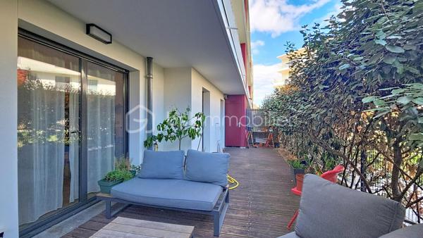 Bordeaux - Avenue Émile Counord

Rare sur le secteur ! Découvrez cet agréable appartement T3 de 63,11 m², situé en rez-de-chaussée au sein de la résidence Les Jardins de la Marjolaine, avec un véritable atout : une grande terrasse privative d'environ 35 m², aménagée en terrasse bois et donnant sur les espaces intérieurs de la résidence.

L'appartement propose une pièce de vie agréable avec séjour et cuisine ouverte équipée, offrant un espace convivial et fonctionnel.

L'espace nuit se compose de deux chambres, chacune bénéficiant d'un accès direct à la terrasse, ainsi que d'une salle de bains et d'un WC indépendant.

Un cellier/buanderie complète l'agencement.

Depuis le séjour comme depuis les chambres, les grandes baies vitrées permettent de profiter pleinement de la terrasse et de la lumière naturelle.

La terrasse, particulièrement spacieuse pour un appartement en ville, constitue un véritable prolongement de l'espace de vie : salon de jardin, coin repas, végétation… un extérieur rare qui permet de profiter pleinement des beaux jours.

Une place de parking couverte en sous-sol est également comprise dans la vente.

La résidence Les Jardins de la Marjolaine, construite en 2009, est une copropriété agréable avec espaces verts, ascenseur et fibre optique.

Un appartement particulièrement intéressant pour celles et ceux qui recherchent à Bordeaux un extérieur généreux sans renoncer aux commodités de la vie citadine.

Photos supplémentaires sur simple demande.
Hervé Beauquesne, un conseiller à votre disposition 7jours/7.
Contactez moi pour l'estimation de votre bien : l'avis de valeur est offert !