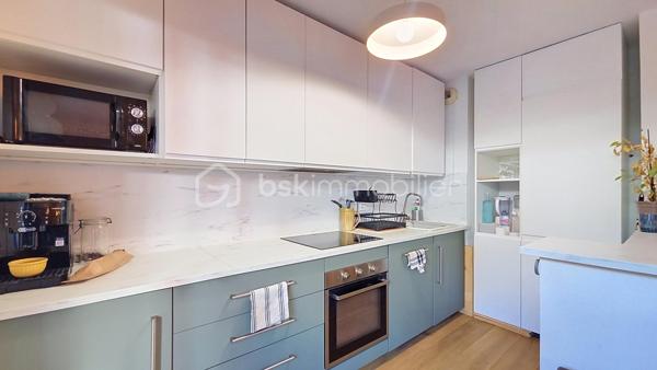Bordeaux - Avenue Émile Counord

Rare sur le secteur ! Découvrez cet agréable appartement T3 de 63,11 m², situé en rez-de-chaussée au sein de la résidence Les Jardins de la Marjolaine, avec un véritable atout : une grande terrasse privative d'environ 35 m², aménagée en terrasse bois et donnant sur les espaces intérieurs de la résidence.

L'appartement propose une pièce de vie agréable avec séjour et cuisine ouverte équipée, offrant un espace convivial et fonctionnel.

L'espace nuit se compose de deux chambres, chacune bénéficiant d'un accès direct à la terrasse, ainsi que d'une salle de bains et d'un WC indépendant.

Un cellier/buanderie complète l'agencement.

Depuis le séjour comme depuis les chambres, les grandes baies vitrées permettent de profiter pleinement de la terrasse et de la lumière naturelle.

La terrasse, particulièrement spacieuse pour un appartement en ville, constitue un véritable prolongement de l'espace de vie : salon de jardin, coin repas, végétation… un extérieur rare qui permet de profiter pleinement des beaux jours.

Une place de parking couverte en sous-sol est également comprise dans la vente.

La résidence Les Jardins de la Marjolaine, construite en 2009, est une copropriété agréable avec espaces verts, ascenseur et fibre optique.

Un appartement particulièrement intéressant pour celles et ceux qui recherchent à Bordeaux un extérieur généreux sans renoncer aux commodités de la vie citadine.

Photos supplémentaires sur simple demande.
Hervé Beauquesne, un conseiller à votre disposition 7jours/7.
Contactez moi pour l'estimation de votre bien : l'avis de valeur est offert !