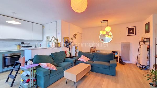 Bordeaux - Avenue Émile Counord

Rare sur le secteur ! Découvrez cet agréable appartement T3 de 63,11 m², situé en rez-de-chaussée au sein de la résidence Les Jardins de la Marjolaine, avec un véritable atout : une grande terrasse privative d'environ 35 m², aménagée en terrasse bois et donnant sur les espaces intérieurs de la résidence.

L'appartement propose une pièce de vie agréable avec séjour et cuisine ouverte équipée, offrant un espace convivial et fonctionnel.

L'espace nuit se compose de deux chambres, chacune bénéficiant d'un accès direct à la terrasse, ainsi que d'une salle de bains et d'un WC indépendant.

Un cellier/buanderie complète l'agencement.

Depuis le séjour comme depuis les chambres, les grandes baies vitrées permettent de profiter pleinement de la terrasse et de la lumière naturelle.

La terrasse, particulièrement spacieuse pour un appartement en ville, constitue un véritable prolongement de l'espace de vie : salon de jardin, coin repas, végétation… un extérieur rare qui permet de profiter pleinement des beaux jours.

Une place de parking couverte en sous-sol est également comprise dans la vente.

La résidence Les Jardins de la Marjolaine, construite en 2009, est une copropriété agréable avec espaces verts, ascenseur et fibre optique.

Un appartement particulièrement intéressant pour celles et ceux qui recherchent à Bordeaux un extérieur généreux sans renoncer aux commodités de la vie citadine.

Photos supplémentaires sur simple demande.
Hervé Beauquesne, un conseiller à votre disposition 7jours/7.
Contactez moi pour l'estimation de votre bien : l'avis de valeur est offert !