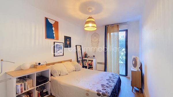 Bordeaux - Avenue Émile Counord

Rare sur le secteur ! Découvrez cet agréable appartement T3 de 63,11 m², situé en rez-de-chaussée au sein de la résidence Les Jardins de la Marjolaine, avec un véritable atout : une grande terrasse privative d'environ 35 m², aménagée en terrasse bois et donnant sur les espaces intérieurs de la résidence.

L'appartement propose une pièce de vie agréable avec séjour et cuisine ouverte équipée, offrant un espace convivial et fonctionnel.

L'espace nuit se compose de deux chambres, chacune bénéficiant d'un accès direct à la terrasse, ainsi que d'une salle de bains et d'un WC indépendant.

Un cellier/buanderie complète l'agencement.

Depuis le séjour comme depuis les chambres, les grandes baies vitrées permettent de profiter pleinement de la terrasse et de la lumière naturelle.

La terrasse, particulièrement spacieuse pour un appartement en ville, constitue un véritable prolongement de l'espace de vie : salon de jardin, coin repas, végétation… un extérieur rare qui permet de profiter pleinement des beaux jours.

Une place de parking couverte en sous-sol est également comprise dans la vente.

La résidence Les Jardins de la Marjolaine, construite en 2009, est une copropriété agréable avec espaces verts, ascenseur et fibre optique.

Un appartement particulièrement intéressant pour celles et ceux qui recherchent à Bordeaux un extérieur généreux sans renoncer aux commodités de la vie citadine.

Photos supplémentaires sur simple demande.
Hervé Beauquesne, un conseiller à votre disposition 7jours/7.
Contactez moi pour l'estimation de votre bien : l'avis de valeur est offert !